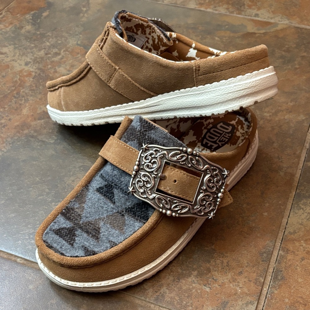 Hey Dude woman’s Tan and Gray Slip-On mules with Decorative Buckle - Picture 2 of 6